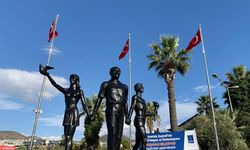 Kuşadası’nda Atatürk Anıtı aslına uygun olarak yenilendi