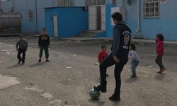 Aydın polisi depremzede çocuklarla futbol oynadı