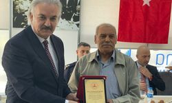 Kaymakam Akça'dan, görevinde 39 yılı geride bırakan muhtara plaket