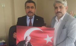 Muhtar adayı Türk’ten öğretmenlere Atatürk temalı hediye