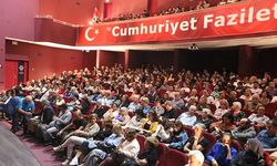 ŞEHİR TİYATROLARI 'CUMHURİYET'İN DÖRT KADINI' OYUNUNU İZLEYİCİLERLE BULUŞTURDU