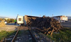 Nazilli'de hemzemin geçitte devrilen kamyon tren seferlerini aksattı