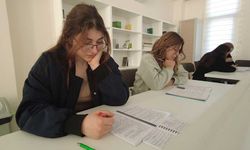Yenipazar'da üniversite öğrencileri sınavlarına gençlik merkezinde hazırlanıyor
