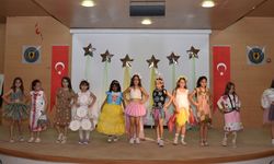 Aydın'da ilkokul öğrencileri atıklardan yaptıkları kıyafetlerle podyuma çıktı