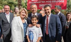 Özgür Özel Kuşadası’nda otizmli bireyler ve aileleri ile buluştu