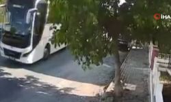 Kuşadası’nda otobüs şoförü yerde yatan köpeği ezdi!