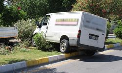 Aydın’da minibüs refüjde asılı kaldı