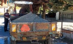 Koçarlı'da dere yatağından kum alan kişi jandarmaya takıldı