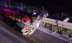 Bariyerlere sıkışmış motosiklet trafik ekiplerinin dikkati ortaya çıkardı