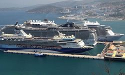 Kuşadası'na üç gemiyle toplam 9 bin turist geldi