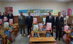 Aydın’da öğrencilerin karnelerini Vali Canbolat verdi
