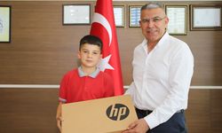 Başkan Güler, başarılı öğrenciye bilgisayar hediye etti