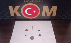 Aydın’da bir evde tarihi paralar ve broş ele geçirildi