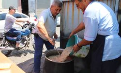 Sanayi esnafı aşure geleneğini devam ettirdi