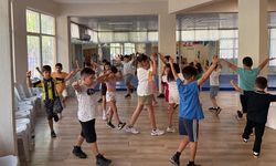 Efeler'in çocukları Başkan Yetişkin'le mutlu