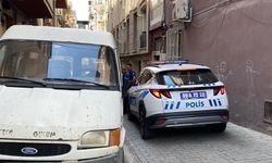 Eşini evde boğazında kemerle buldu