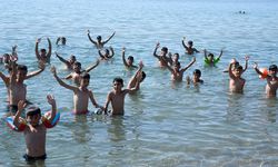Nusaybinli çocuklar Kuşadası’nda ilk kez denizle buluştu