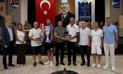 Kuşadası Belediye Meclisi Türkiye şampiyonu olan takımı ağırladı