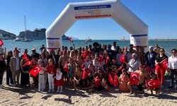 Kuşadası’nda “Cumhuriyete saygı yüzme etkinliği” düzenlendi