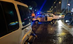 Işıkta bekleyen arabaya otomobil çarptı