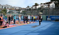 Kuşadalılar tenis kulübünde hep birlikte yoga yaptı