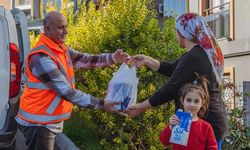 Kuşadası Belediyesi dağıtıyor, minikler sağlıkla büyüyor