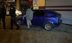 Alkolün etkisiyle  araçta sızdı, vatandaşlar hayatından endişe etti