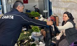 Zabıta ekiplerinden pazarcı esnafına çöp poşeti desteği