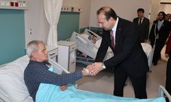 Müdür Şenkul, Şehir Hastanesi'nde hastaları ziyaret etti
