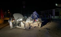 Otomobil TIR’a ok gibi saplandı: 1 ölü, 1 yaralı