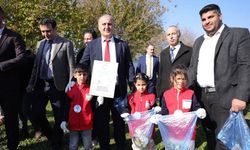 Acarlarlı minikler çevreyi temizledi