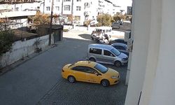 Minibüs, önce motosiklete ardından park halindeki araçlara çarptı