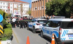 Boşanma duruşmasından çıktı, eşini sırtından bıçakladı