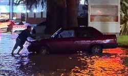 Aydın'da sağanak yağış yolları göle çevirdi