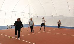 Kuşadası’nda raketler bu kez emeklilerin elinde