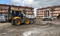 Kuşadası Belediyesi sağanak yağışın izlerini temizlemeye devam ediyor