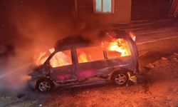 Karacasu'da ticari araç alevlere teslim oldu