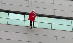 30 metre yükseğe tırmandı: Türk Bayrağını zirveye astı