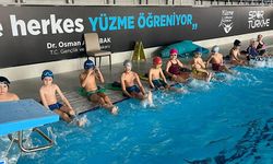 Aydınlı çocuklar yüzme öğrenip, tatilin tadını çıkarıyor