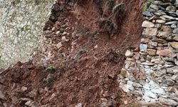 Yoğun yağış sonrası istinat duvarı çöktü