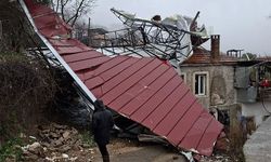 Köşk'te fırtına çatıları uçurdu