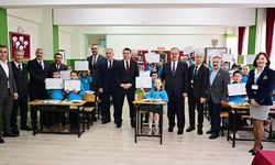 Öğrencilerin karnelerini Vali Canbolat verdi