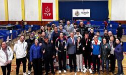 Özel sporcular masa tenisinde birincilik için mücadele etti