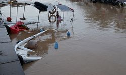 Sağanak yağış tekneleri batırdı