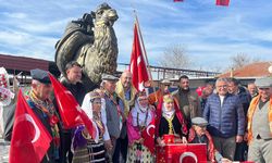 Başkan Zencirci'den devesiyle ünlü Turanlar'a deve heykeli