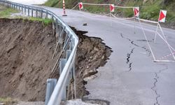 İncirliova'da aşırı yağış yolu çökertti
