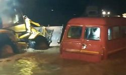Aile suda mahsur kaldı: Belediye ekipleri felaketi önledi