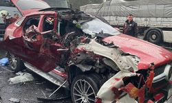 TIR’a çarpan otomobil hurdaya döndü: 2 yaralı