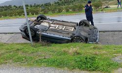 Kontrolden çıkan otomobil ters döndü