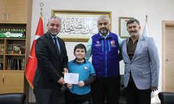 Minik Alparslan kumbarasını Kur’an Kursu için açtı